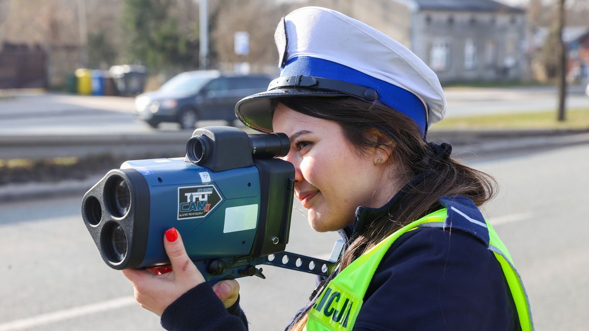 Łódź, 14.02.2024. Akcja pn. "Zwolnij, jak kocha to poczeka" z okazji Dnia Świętego Walentego, 14 bm. w Łodzi. Podczas akcji osobom, które przekroczyły dozwoloną prędkość na drodze policjanci będą wręczać zapachowe serduszka z wymowną treścią: �Zwolnij! Jak kocha, to poczeka�. (aldg) PAP/Marian Zubrzycki