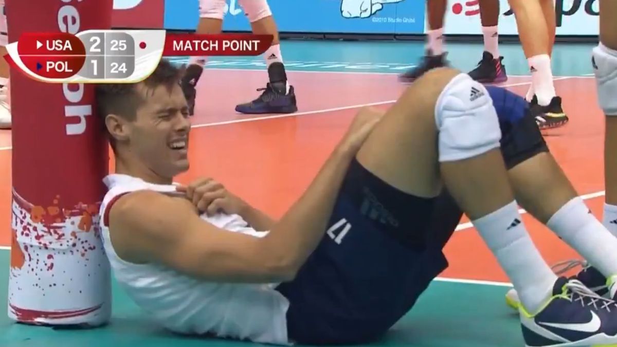 Twitter / Volleyball World / Na zdjęciu: Thomas Jaeschke doznał urazu w meczu z Polską