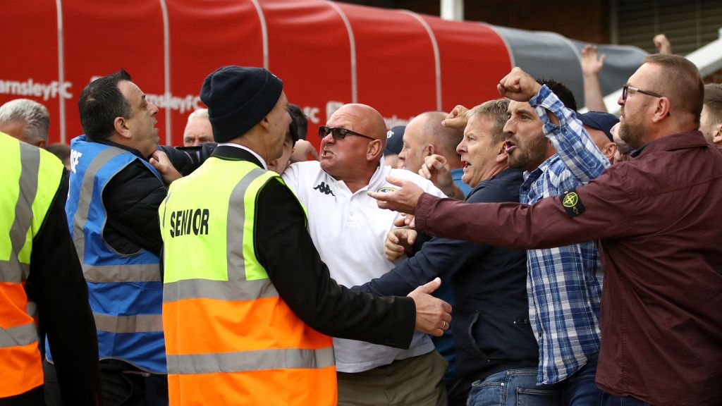 Zdjęcie okładkowe artykułu: Getty Images / Tim Goode / Na zdjęciu: starcie fanów Leeds i ochrony