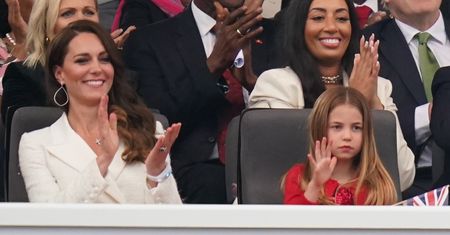 Kate na biało, Charlotte na czerwono. Prawie cała rodzina pokazała się na imprezie królowej Elżbiety II. Kogo zabrakło?
