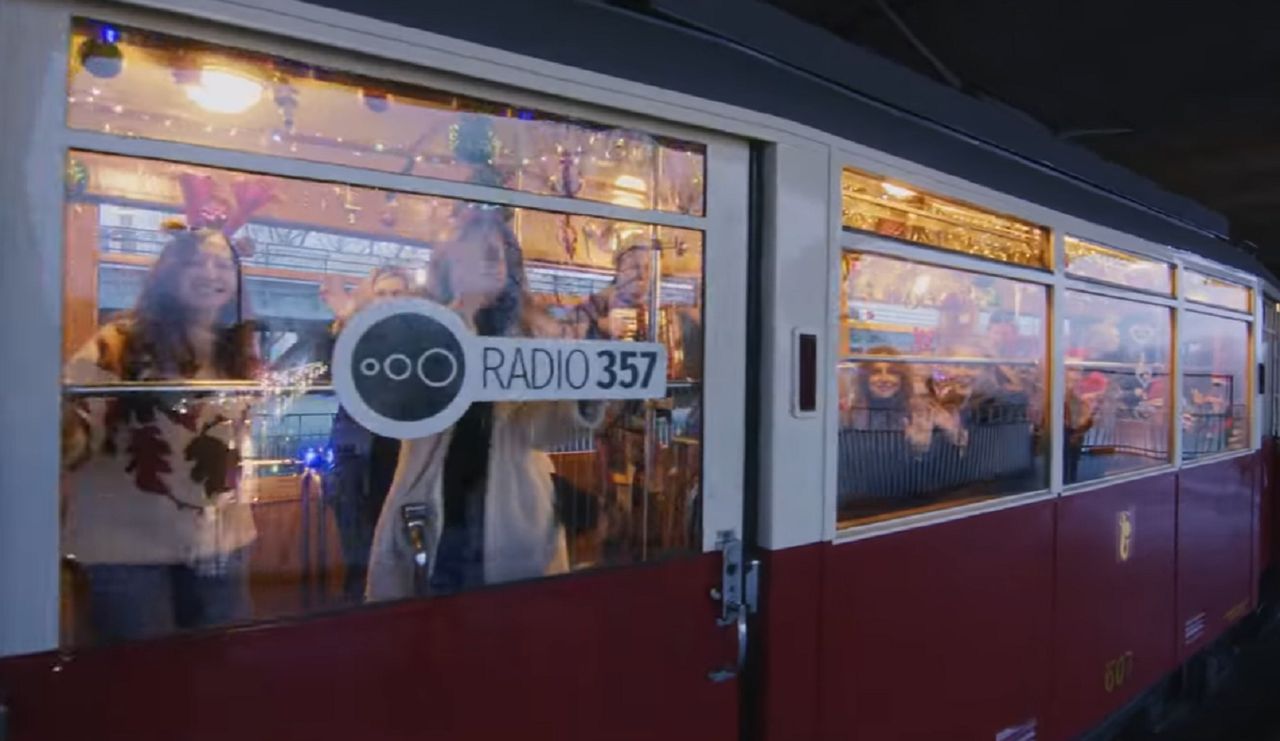 Świąteczna piosenka Radia 357 z  teledyskiem. Zobacz "Karpia pięciolatka"