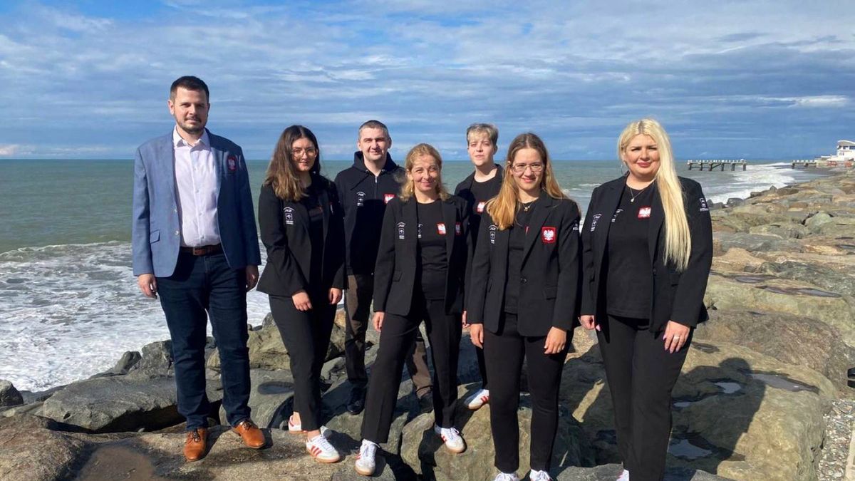 Facebook / Radosław Jedynak / Na zdjęciu polskie szachistki oraz trener  Marcin Dziuba i prezes związku Radosław Jedynak