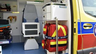 Tarnów: Wypadek podczas prac ogrodniczych. Starszy mężczyzna zraniony