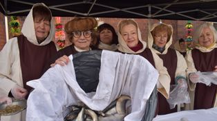 80 kg śledzi i 140 bochenków chleba "rozeszło" się w ledwie 40 minut! W Legnicy odbyło się wielkanocne wydarzenie "Chleb, śledź i grosz"