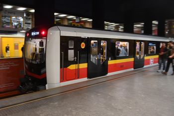 Kolejna awaria w warszawskim metrze. Rusza transport zastępczy