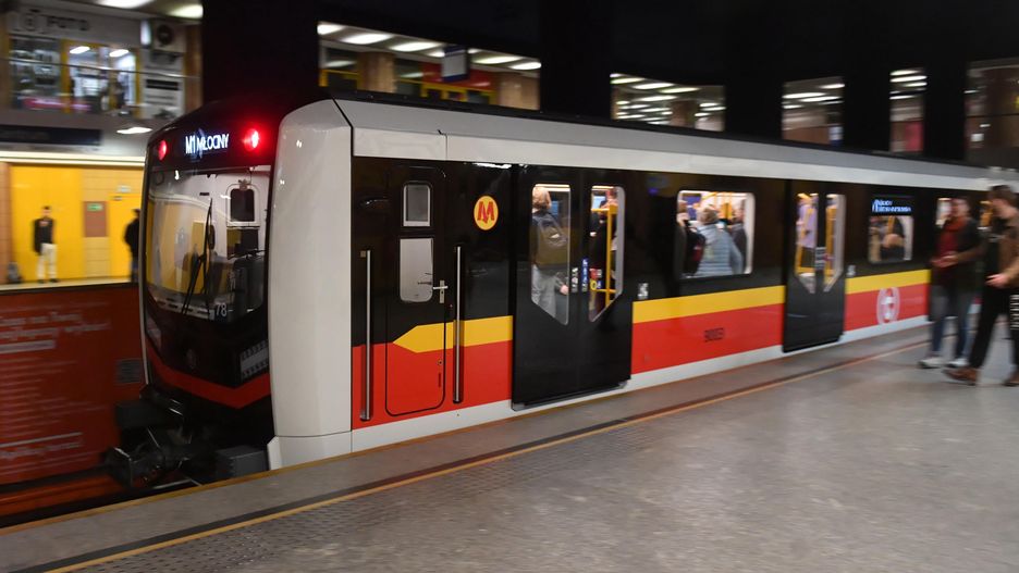 Kolejna awaria w warszawskim metrze. Rusza transport zastępczy