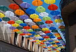 Pszczyna. Miasto zawiesiło kolorowe parasolki. Dla radnego PiS to spisek