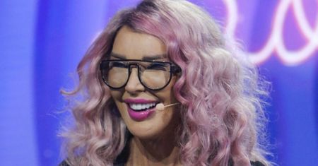 57-letnia Ewa Minge pręży się w bikini na tle skał podczas zagranicznego urlopu (FOTO)