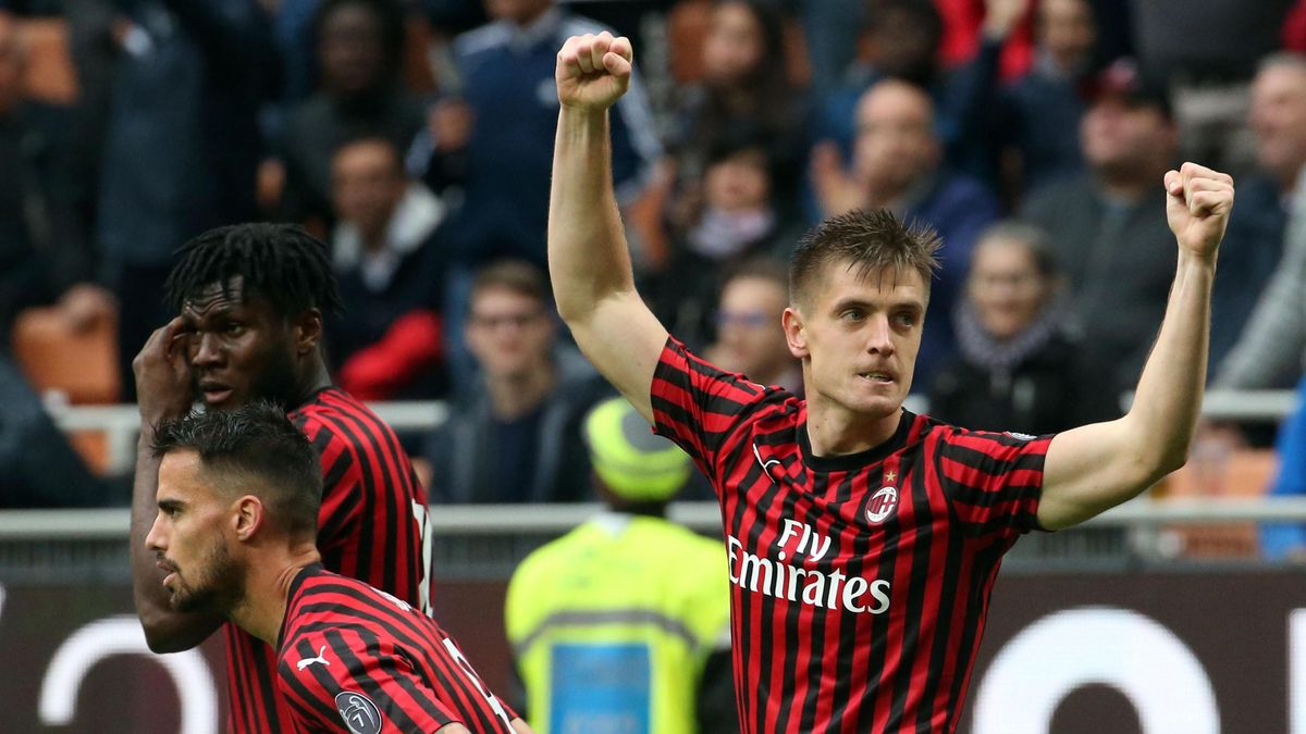 PAP/EPA / MATTEO BAZZI / Na zdjęciu: piłkarze AC Milan (Krzysztof Piątek - pierwszy z prawej)