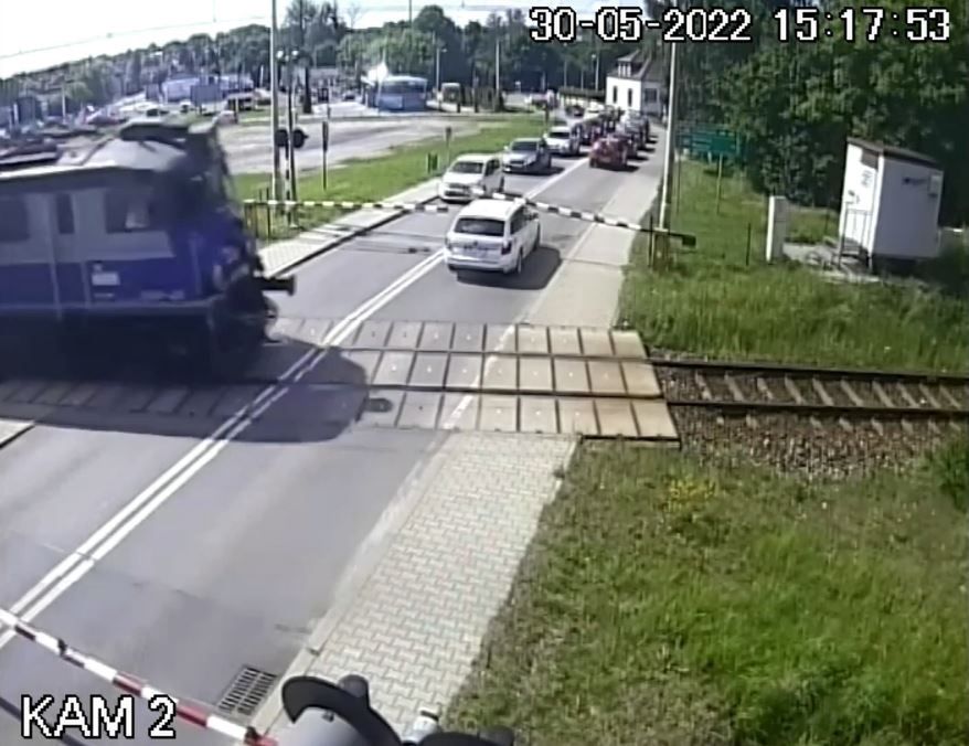 Wjechał na przejazd kolejowy. Chwilę potem nadjechał pociąg