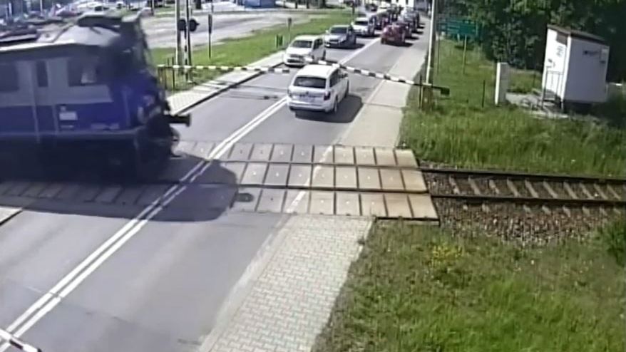 Mężczyzna wjechał na strzeżony przejazd kolejowy