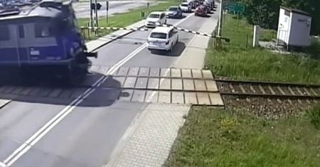 Wjechał na przejazd kolejowy. Chwilę potem nadjechał pociąg