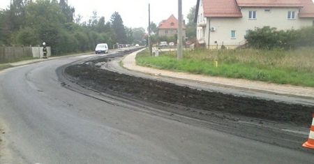 Dolnośląskie. Droga krajowa pełna błota i ziemi. Wszystko przez rolnika