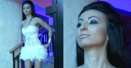 Pierzasta Rutowicz pozuje fotografom