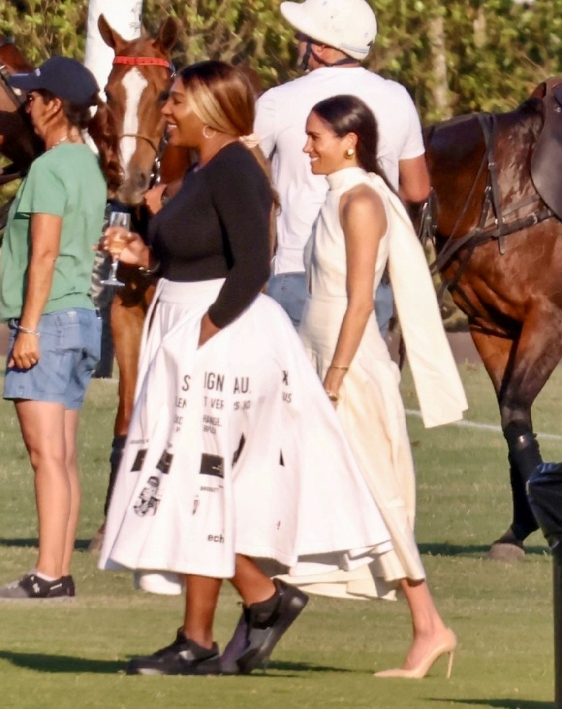 Meghan Markle i książę Harry całują się na meczu polo w Miami