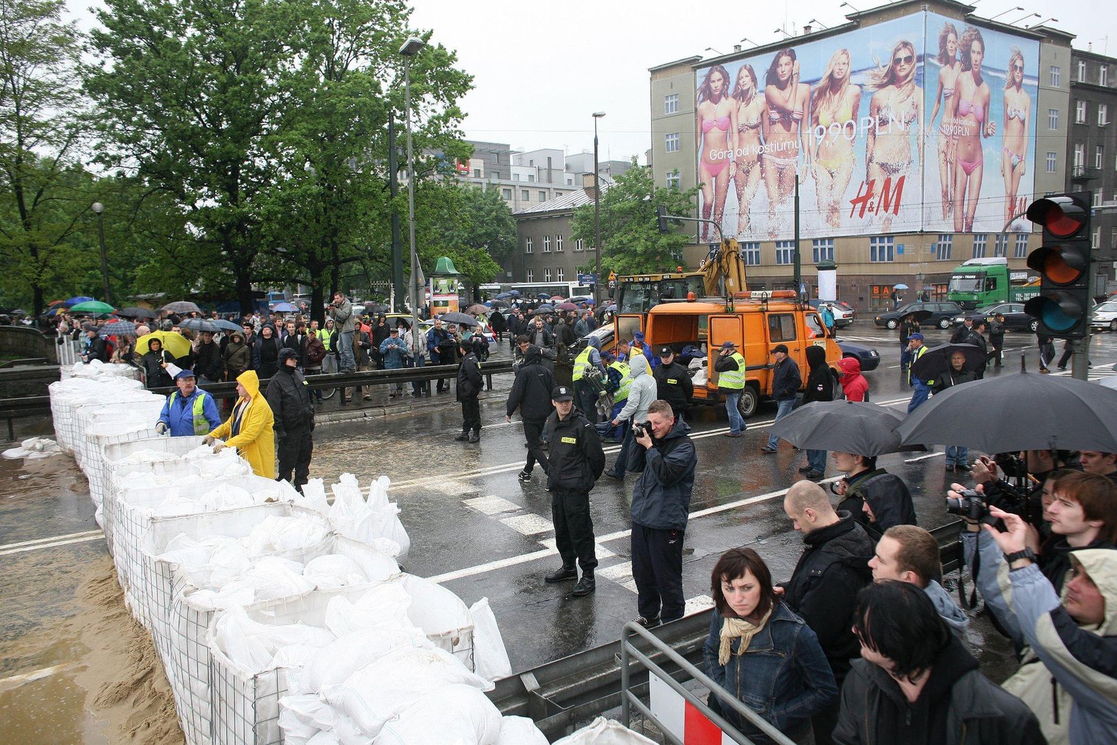 18.05.2010 KRAKOW WISLA POWODZ NZ MOST DEBNICKI GAPIE, LUDZIE, BLOKADA FOT. MICHAL OKLA / POLSKAPRESSE GAZETA KRAKOWSKA