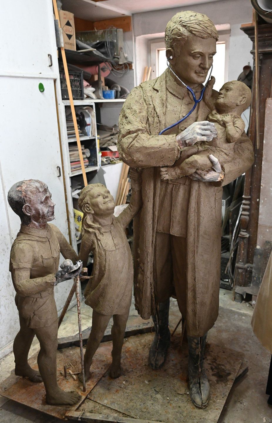 Doktor będzie przedstawiony z dziećmi - małym chłopcem trzymanym na ramieniu przez doktora oraz dziewczynką, która wykonuje gest wdzięczności i wręcza mu bukiet kwiatów. Doszedł jeszcze chłopczyk, tworząc parę dzieci trzymających się za rękę - chłopiec podaje znalezionego ślimaczka. 