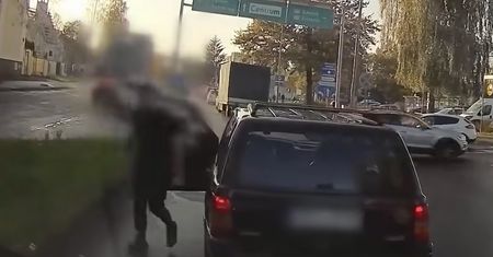 Furiat jechał po chodniku. Potem groził pobiciem za użycie klaksonu