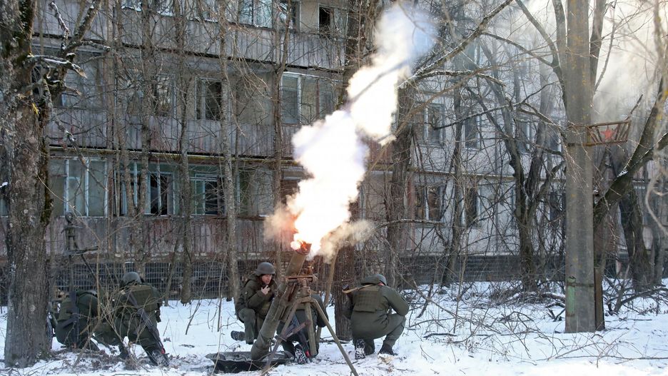 ?wiczenia taktyczne r�?nych s?u?b podczas obrony miasta w Prypeci na UkrainiePRYPIAT, UKRAINE - FEBRUARY 4, 2022 - Soldiers shoot a mortar during tactical drills for Ukrainian Interior Ministry units to practice interoperability while defending a city, urban combat tactics and response to the aftermath of the hostilities in a city, Prypiat, the Chornobyl Exclusion Zone, Kyiv Region, northern Ukraine.Volodymyr Tarasov