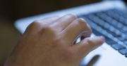 Dęblin: 72-latka straciła oszczędności, wierząc w fałszywą inwestycję. Policja ostrzega przed cyberoszustami