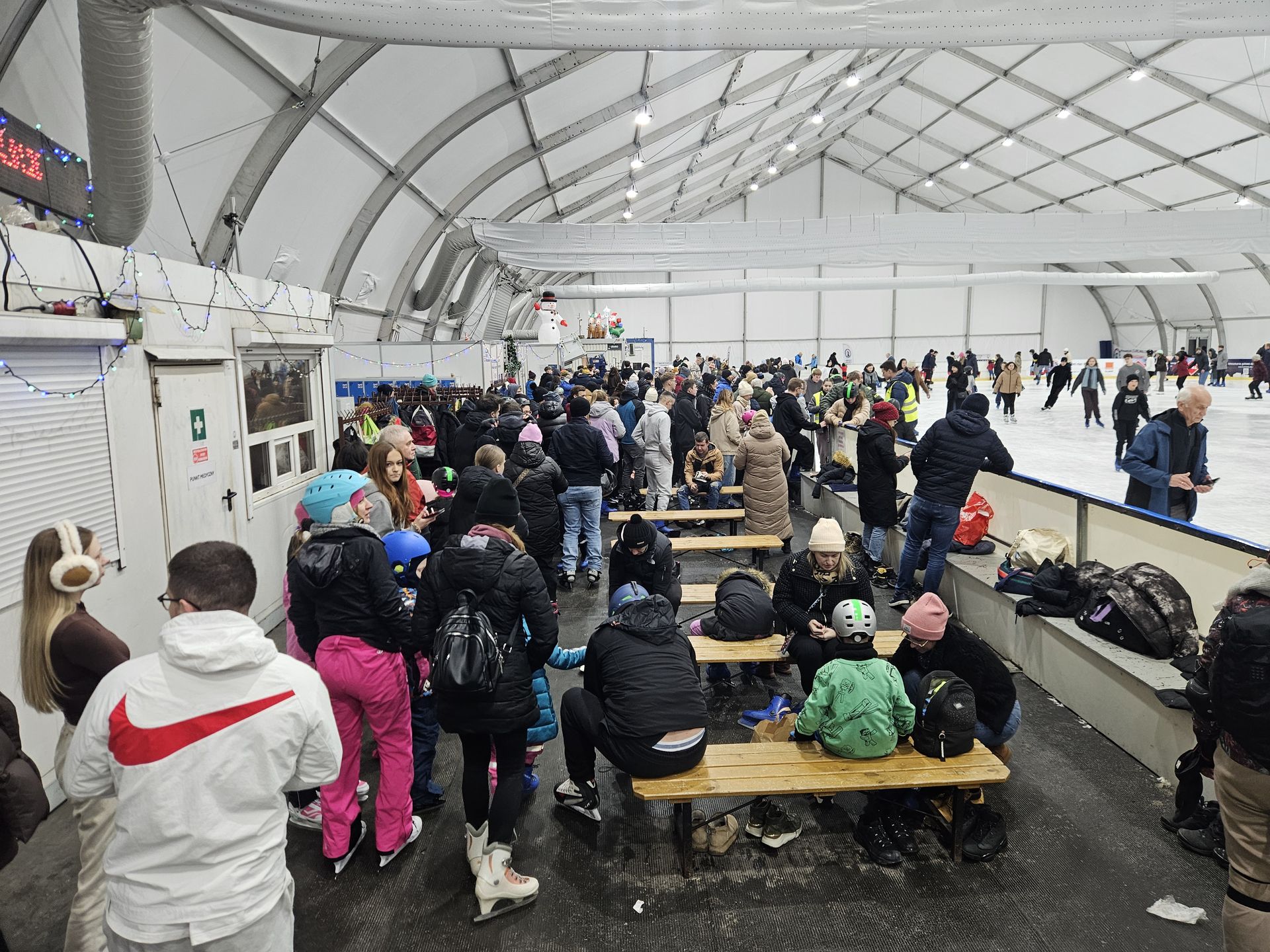 Lodowisko przyciąga tłumy. Najlepiej wcześniej kupić bilet 