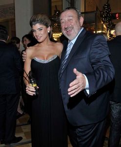 Oni uwielbiają otaczać się młodymi kobietami!