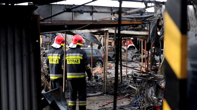 Zniszczenia po wybuchu stoiska z fajerwerkami