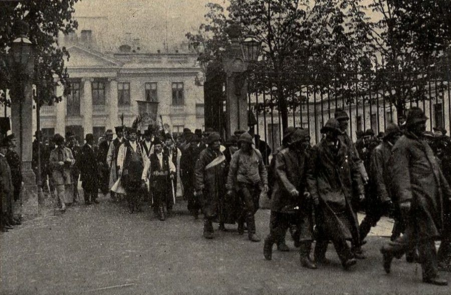 Uroczyste delegacje w drodze z Belwederu na Pola Mokotowskie. Obchody 3 maja w 1925 roku 