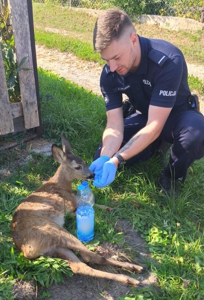 Leżał obok drogi-pomogli policjanci.