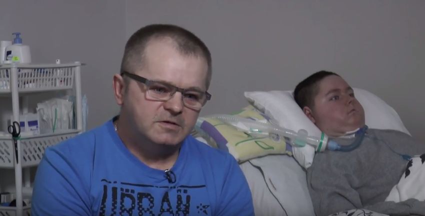 Ojciec chłopca prosi innych rodziców 