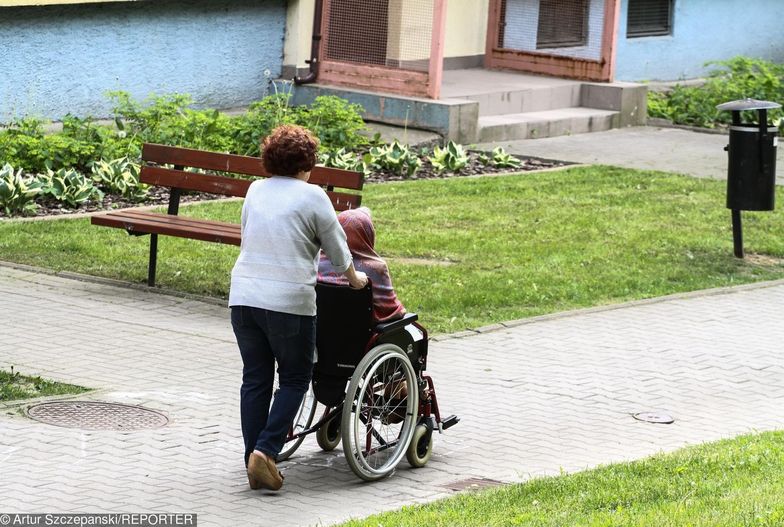 Opiekunki osób starszych z łatwością znajdują pracę za granicą. Kłopoty pojawiają się już na miejscu