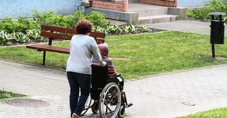"Nikomu nie życzę tego, co tam przeżyłam". Praca opiekunki w Niemczech to ciężki kawałek chleba