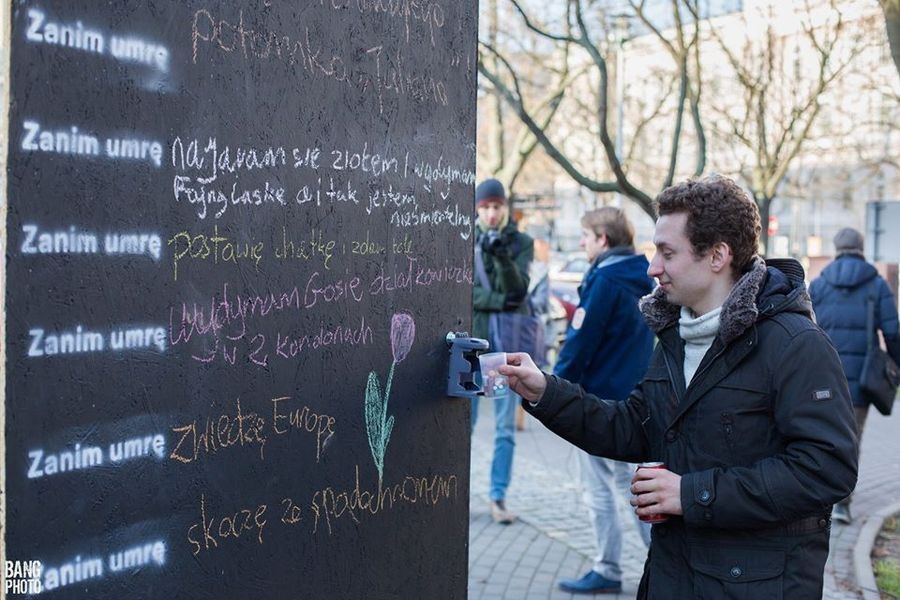 "Zanim umrę chciałbym...". Warszawiacy zapełniają wyjątkową tablicę