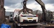 Wideo, którego nikt nie chciał zobaczyć. Sprawne Ferrari 458 zmiażdżone na złomowisku