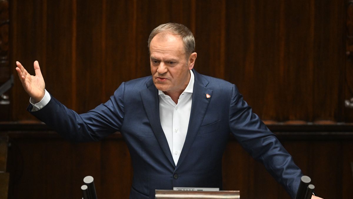 Warszawa, 20.02.2025. Premier Donald Tusk na sali plenarnej Sejmu w pierwszym dniu posiedzenia izby w Warszawie, 20 bm. Posłowie mają się zająć wnioskiem o wotum nieufności wobec minister Kotuli. (sko) PAP/Radek Pietruszka