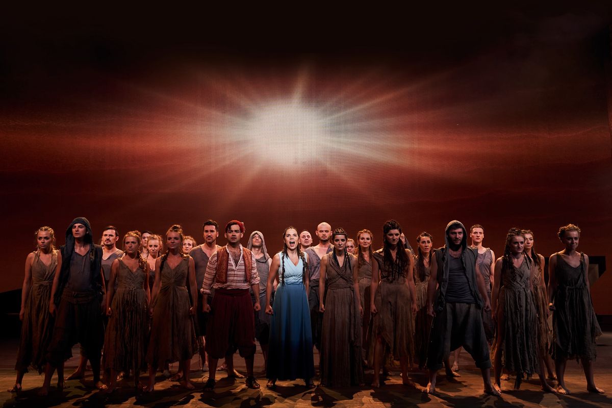 Musical "Aida" z muzyką Eltona Johna (na zdjęciu) wiosną 2023 roku zastąpi musical "We Will Rock You"