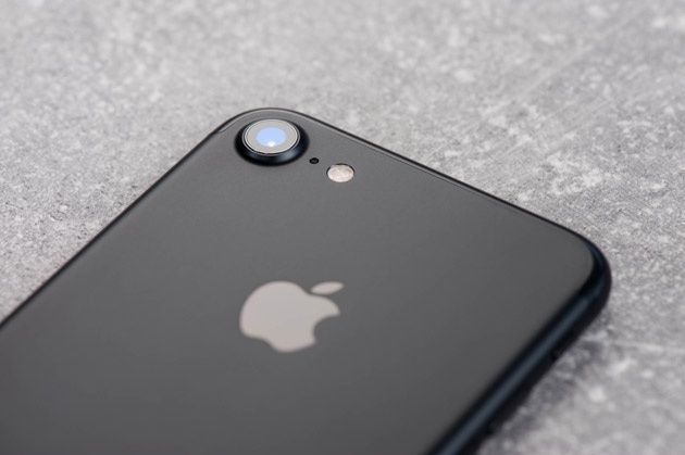 iPhone 7 - metalowy tył