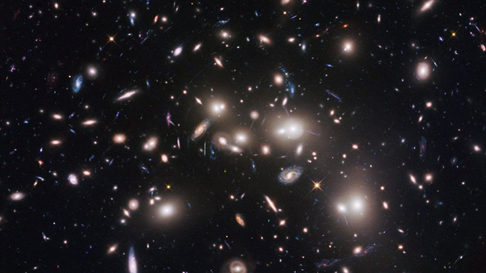 Wiele obiektów, jak ta gromada galaktyk Abell 2744, w kierunku których skierowany zostanie JWST, było już obserwowanych przez teleskop Hubble (zdjęcie powyżej). Nowe instrumenty pozwolą spojrzeć się na nie z nowej perspektywy (fot:NASA)