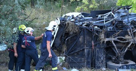 Poważny wypadek na Węgrzech. Autobus przerwał barierkę i wyleciał z autostrady