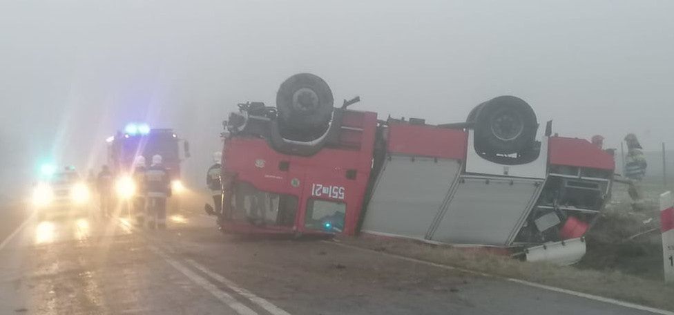 Jechali gasić pożar. Wpadli w poślizg i dachowali 
