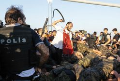Quo vadis, Turcjo? Miesiąc po próbie puczu przez kraj wciąż przetacza się fala represji