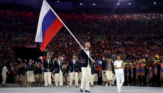 Siergiej Tietiuchin prowadzący reprezentację Rosji podczas ceremonii otwarcia igrzysk w Rio 2016r. / Źródło: Getty Images / Cameron Spencer