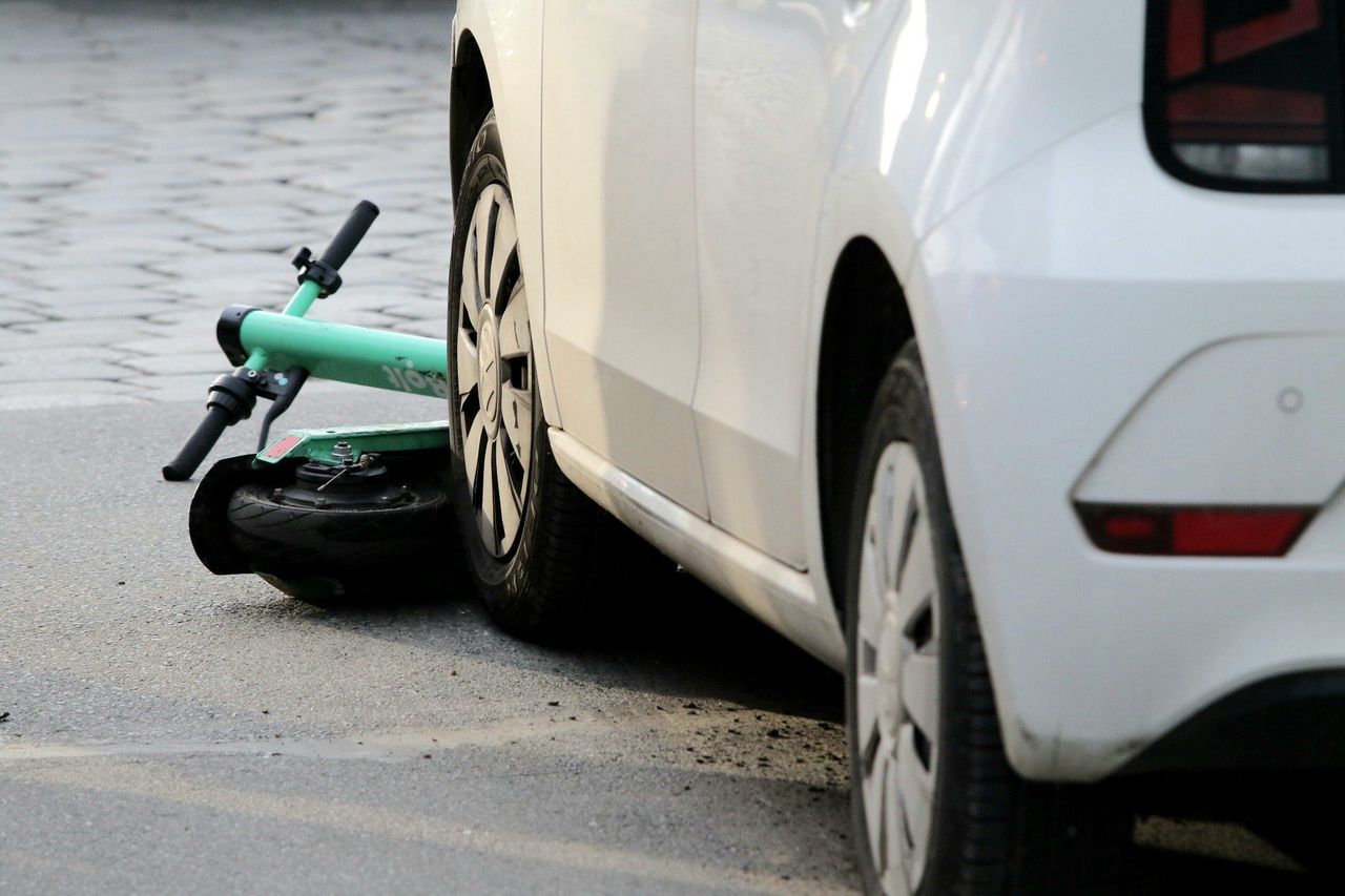 Medycy mówią o pladze urazów po wypadkach na hulajnogach. Przypominamy aktualne przepisy