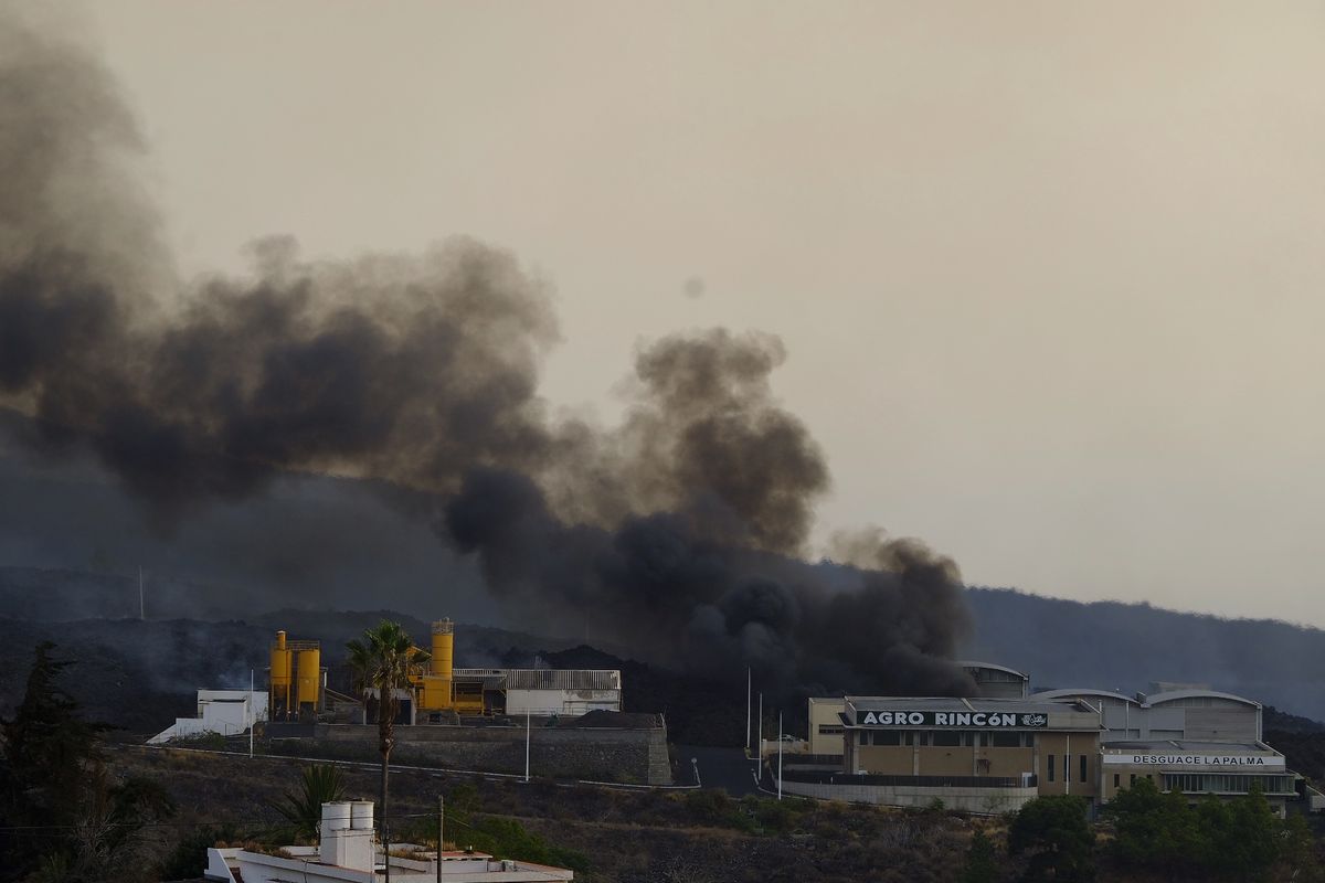 La Palma. Lawa wdarła się do fabryki chemicznej (Photo By Europa Press via Getty Images)