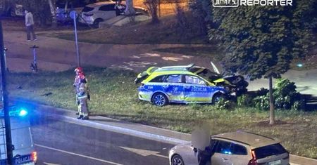 Wypadek z udziałem radiowozu. Ranni policjanci