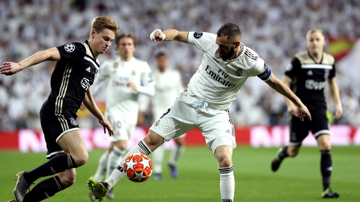 Frenkie de Jong (z lewej) i Karim Benzema (z prawej)