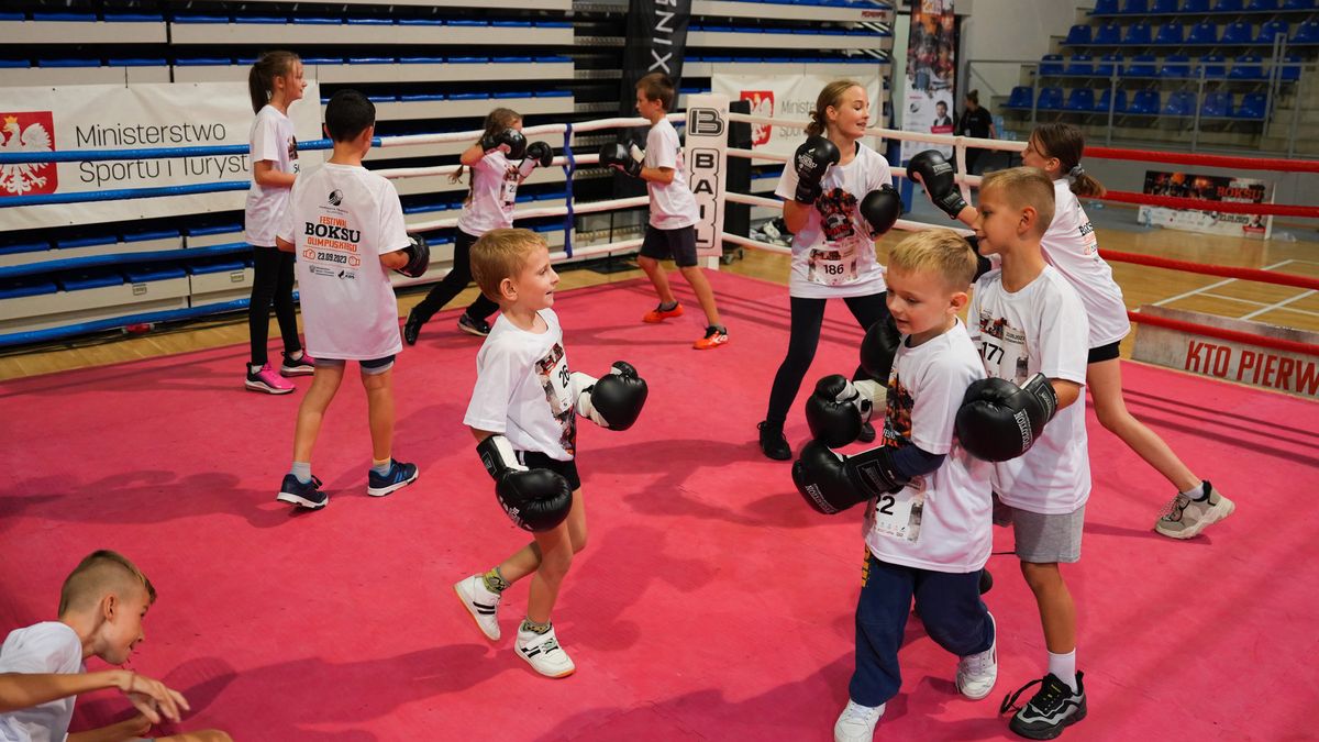 Zdjęcie okładkowe artykułu: Materiały prasowe / Na zdjęciu: zajęcia bokserskie dzieci