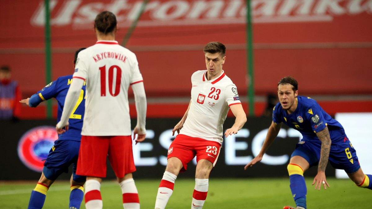 PAP / Leszek Szymański / Na zdjęciu: Polacy Grzegorz Krychowiak (drugi z lewej) i Krzysztof Piątek (drugi z prawej) oraz Marc Garcia (z lewej) i Albert Alavedra (z prawej) z reprezentacji Andory