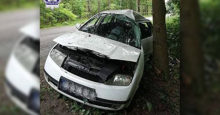 Uderzyła w drzewo, bo jechała za szybko. 18-latka i jej siostra trafiły do szpitala