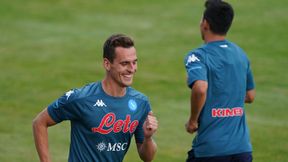 Arkadiusz Milik relaksuje się z pupilem. Kibice SSC Napoli nie szczędzą mu komentarzy